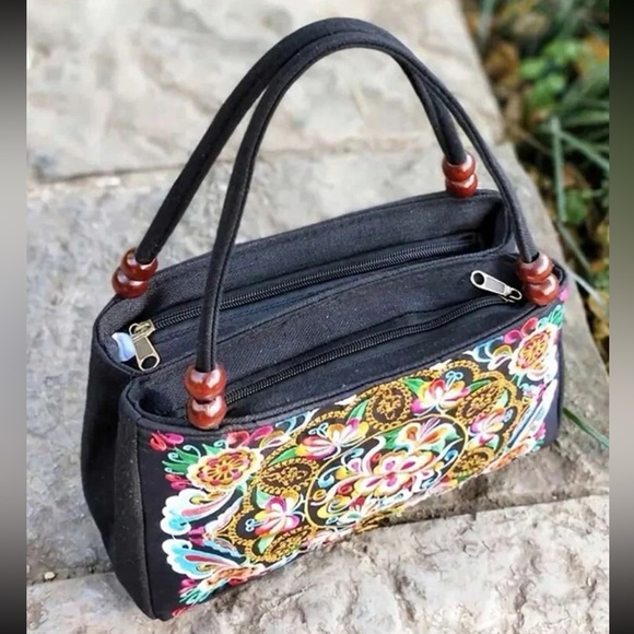 Floral Embroidered Handbag - Picture 6 of 6